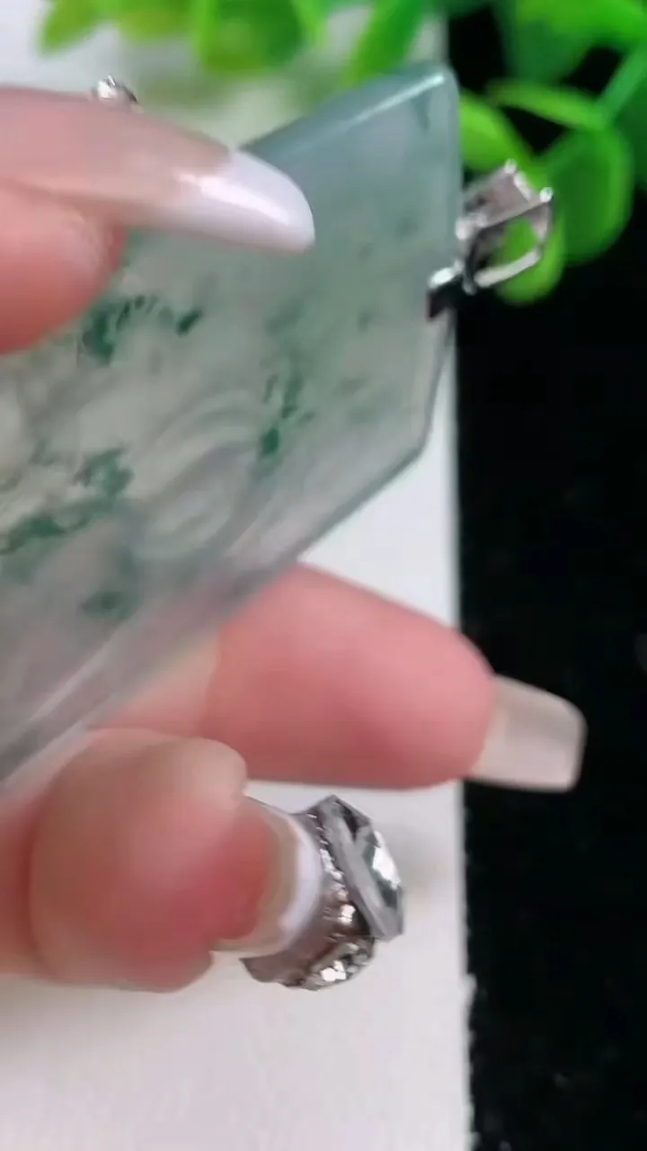 天然A货翡翠种飘花观音菩萨吊坠，尺寸62.7-38.8-5，重量:31.07g
2月5日