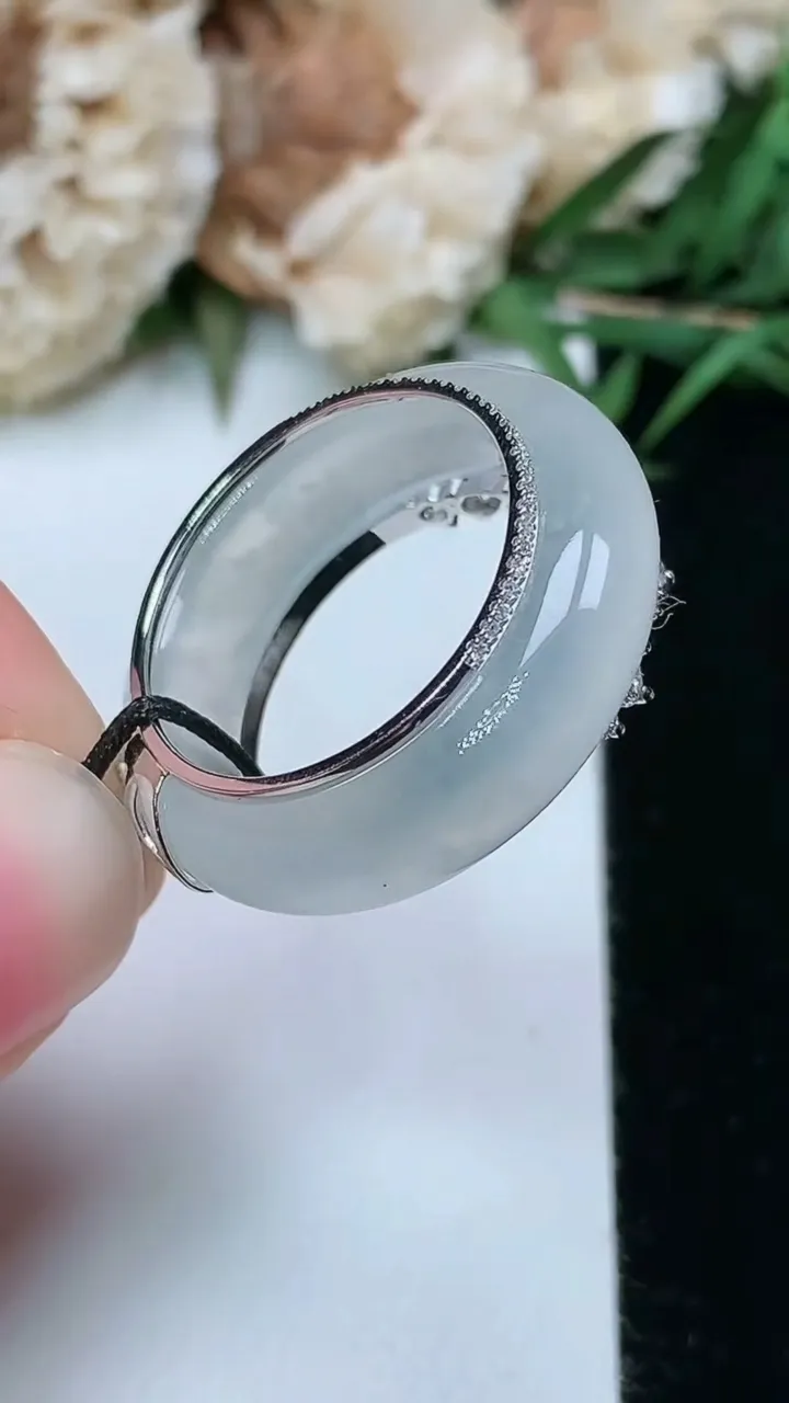 天然A货翡翠白冰指环戒指，尺寸17.7-6-3.8，重量:6.40g2026年2月5日
工厂直销收藏佳品,种好水足，色泽均匀，有种有色，上手高大气！