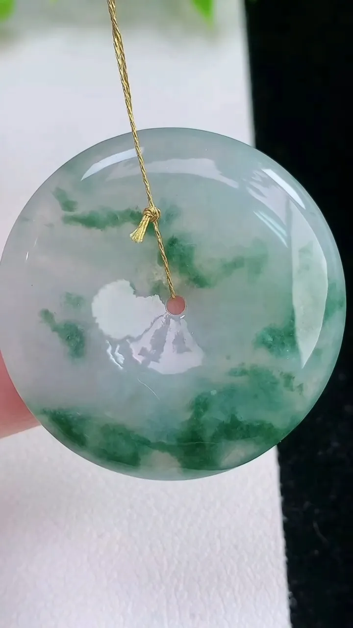 天然A货翡翠冰种飘花平安扣吊坠，尺寸34.6-5.5，重量:14.34g
2月5日