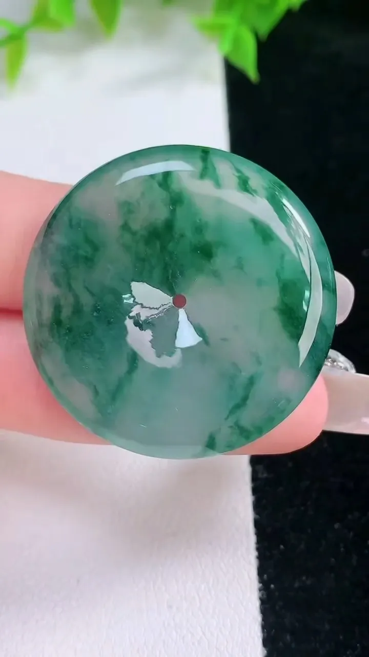 天然A货翡翠种飘花平安扣吊坠，尺寸34.8-5.5，重量:15.88g
2月5日