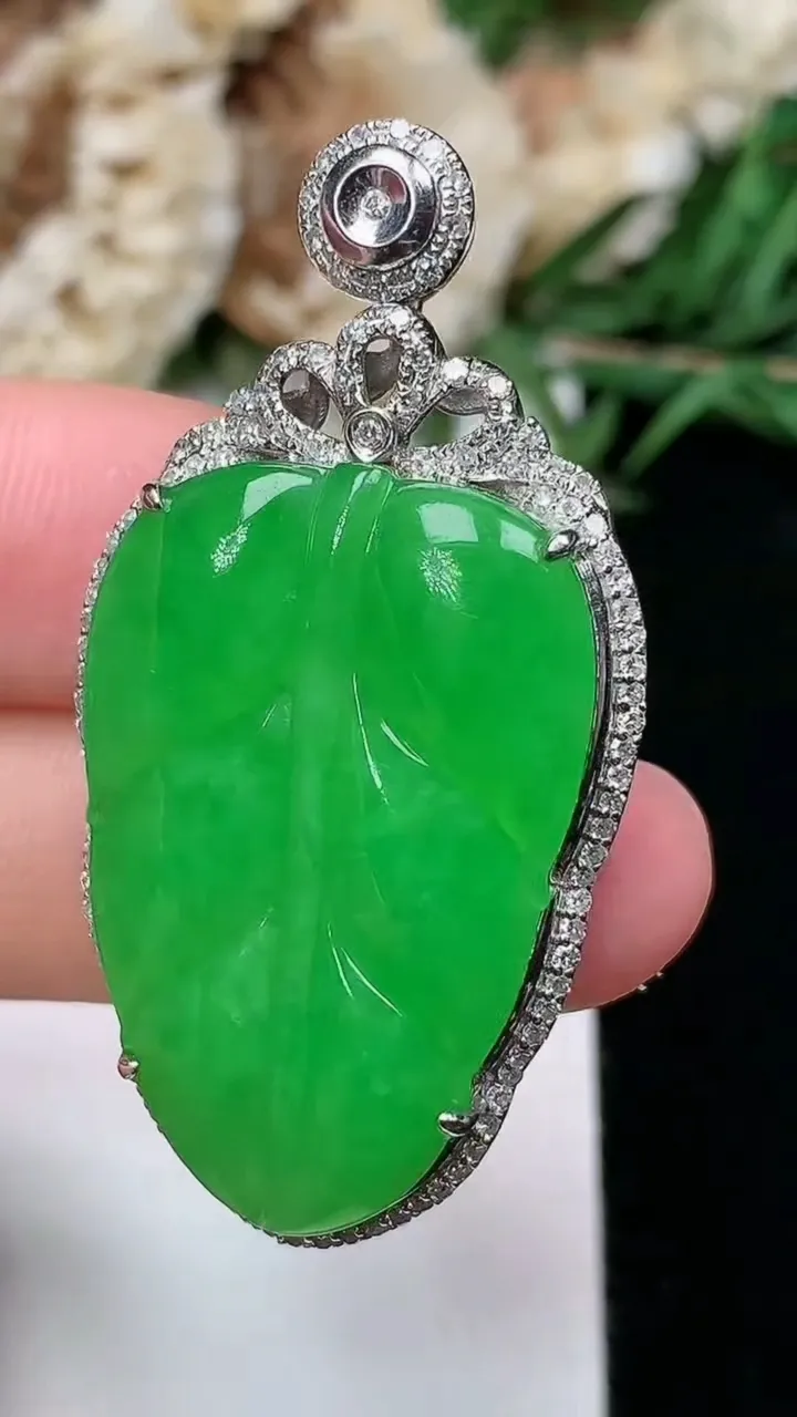 天然A货翡翠金枝玉叶 叶子吊坠，尺寸44.2-22.8-8.9，裸石29.7-19.8，重量:9.02g
2月5日