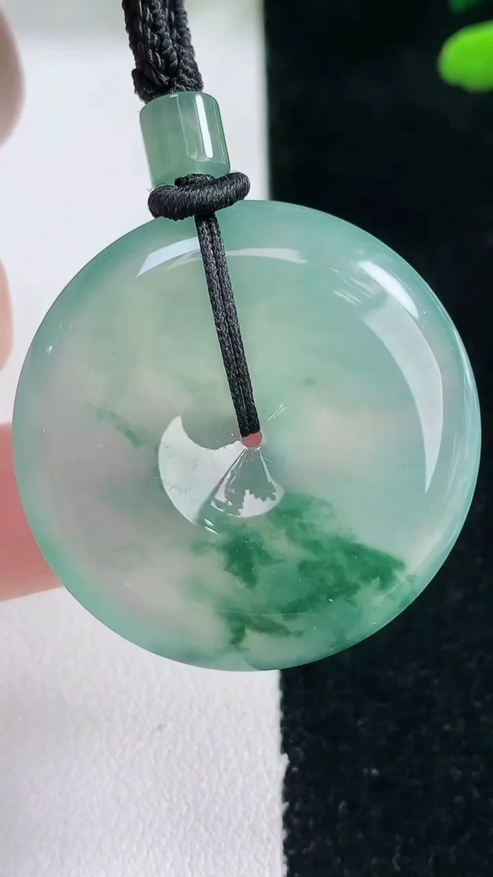 天然A货翡翠种飘花平安扣吊坠，尺寸34.4-5.7，重量:18.29g
2月5日