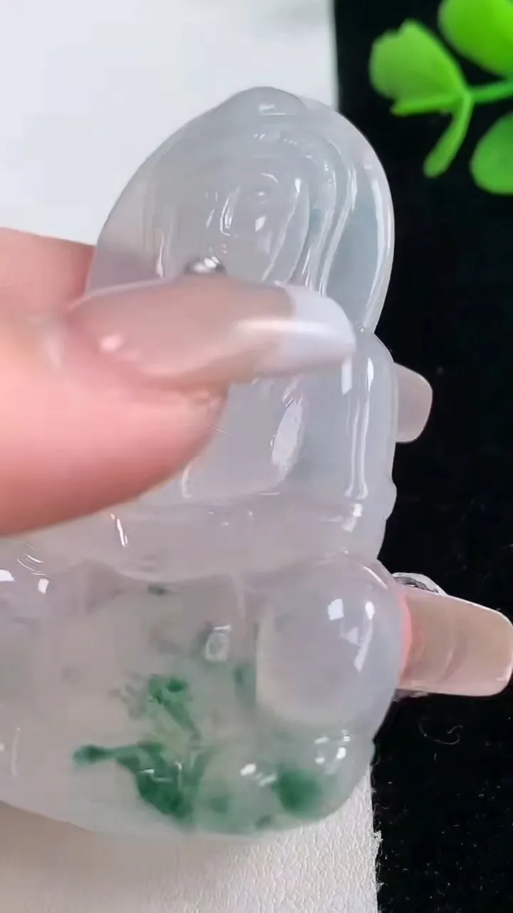 天然A货翡翠种飘花观音菩萨吊坠，尺寸62-39.3-5.3，重量:22.34g
2月5日