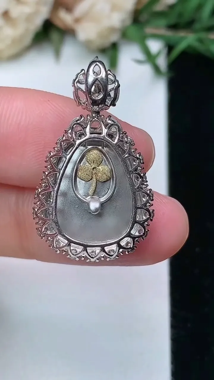 天然A货翡翠葫芦吊坠，尺寸27.6-16.3-8，裸石15.6-12.8，重量:4.27g
2月5日