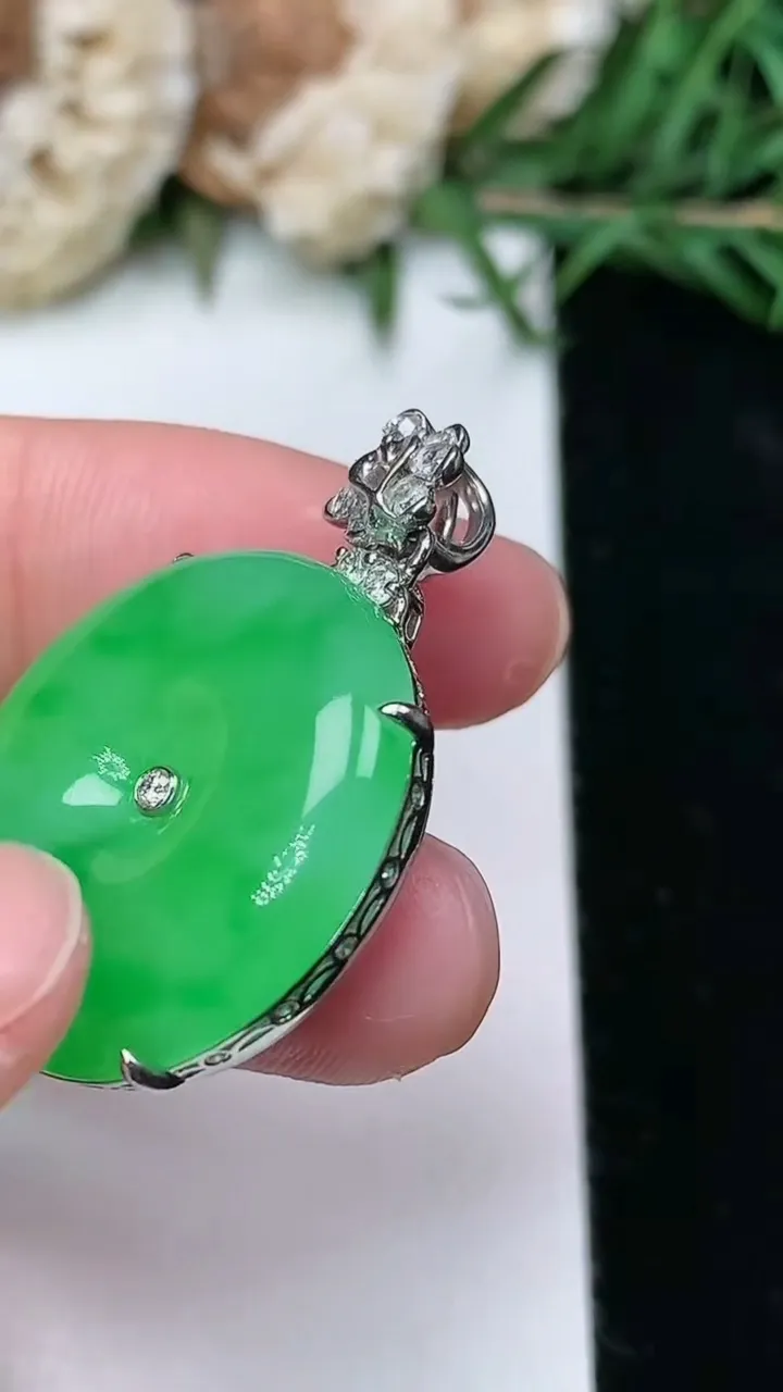 天然A货翡翠平安扣吊坠，尺寸22.9-7.5，重量:11.00g
2月5日