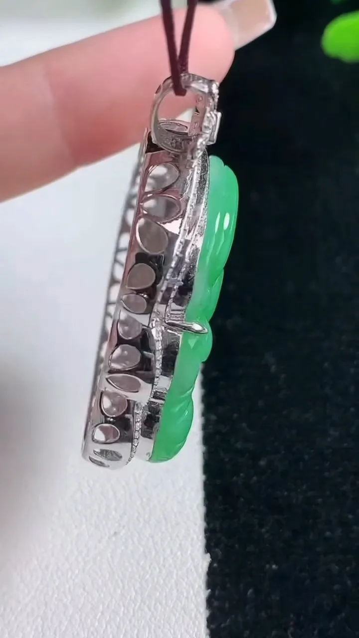 天然A货翡翠佛公吊坠，尺寸43.7-36.5-9.7，裸石29.5-33.4重量:14.36g
2月5日