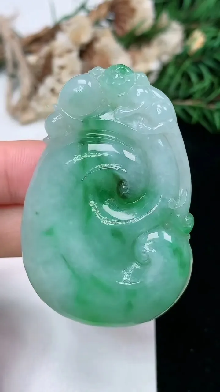 天然A货翡翠如意吊坠，尺寸52.8-35.3-8.3，重量:29.73g
2月5日