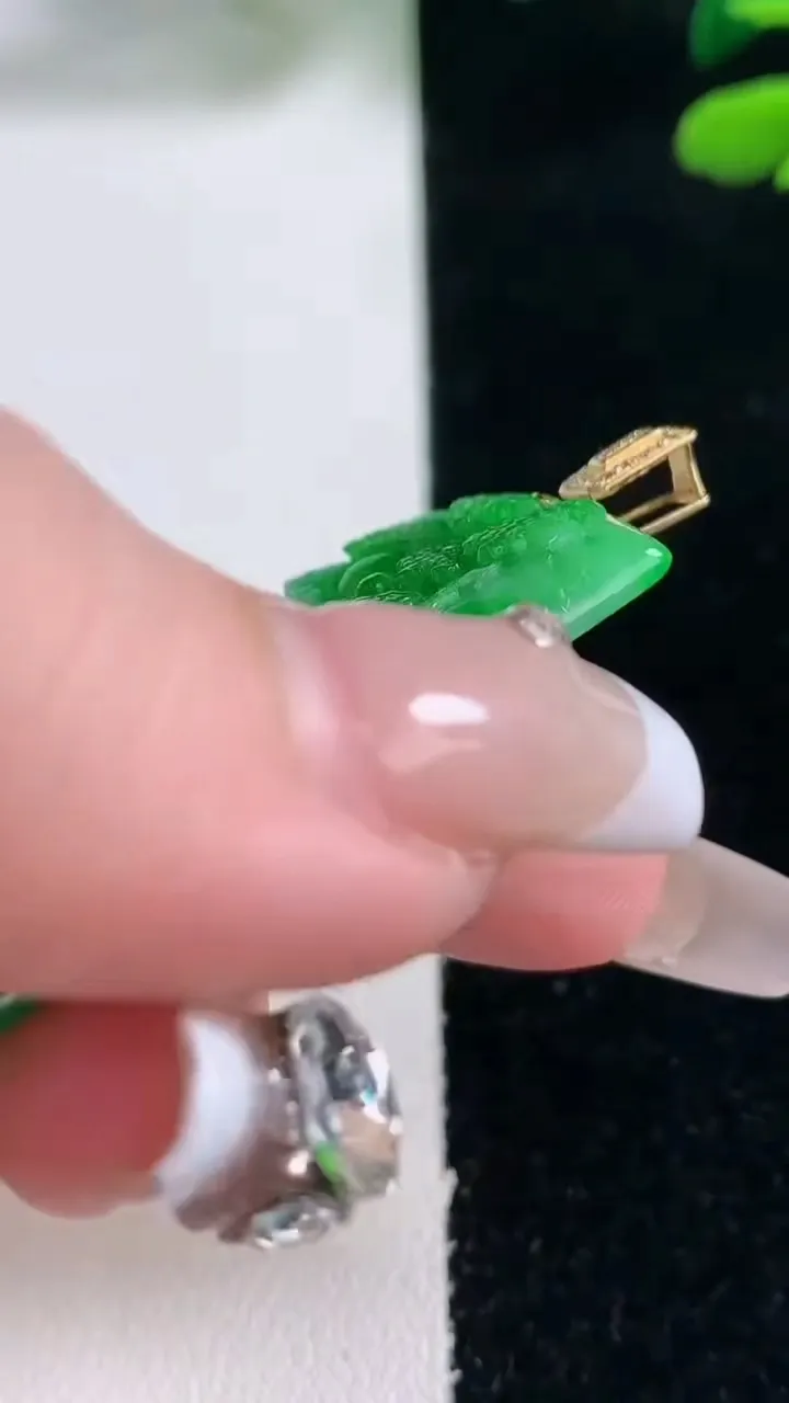 天然A货翡翠山水牌吊坠，尺寸49.4-23.3-4.5，重量:12.78g
2月5日