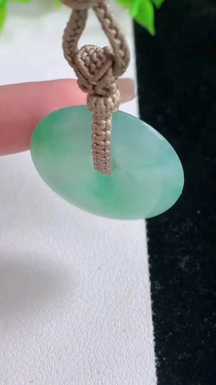 天然A货翡翠平安扣吊坠，尺寸29.2-4.8，重量:12.86g
2月5日