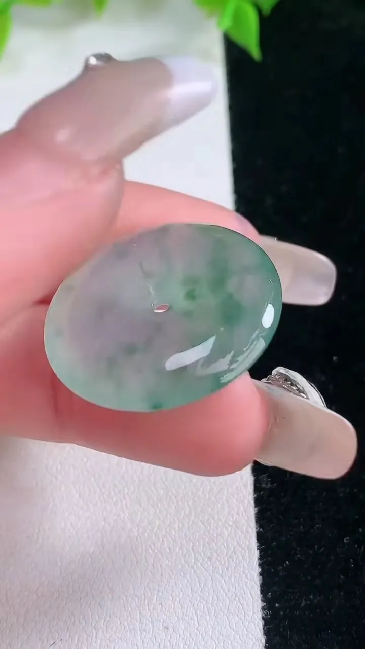 天然A货翡翠种飘花平安扣吊坠，尺寸25.6-5.2，重量:7.46g
2月5日