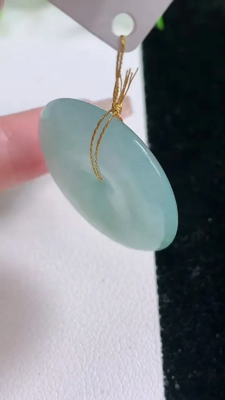 天然A货翡翠飘花平安扣吊坠，尺寸30.5-5，重量:11.21g
2月5日