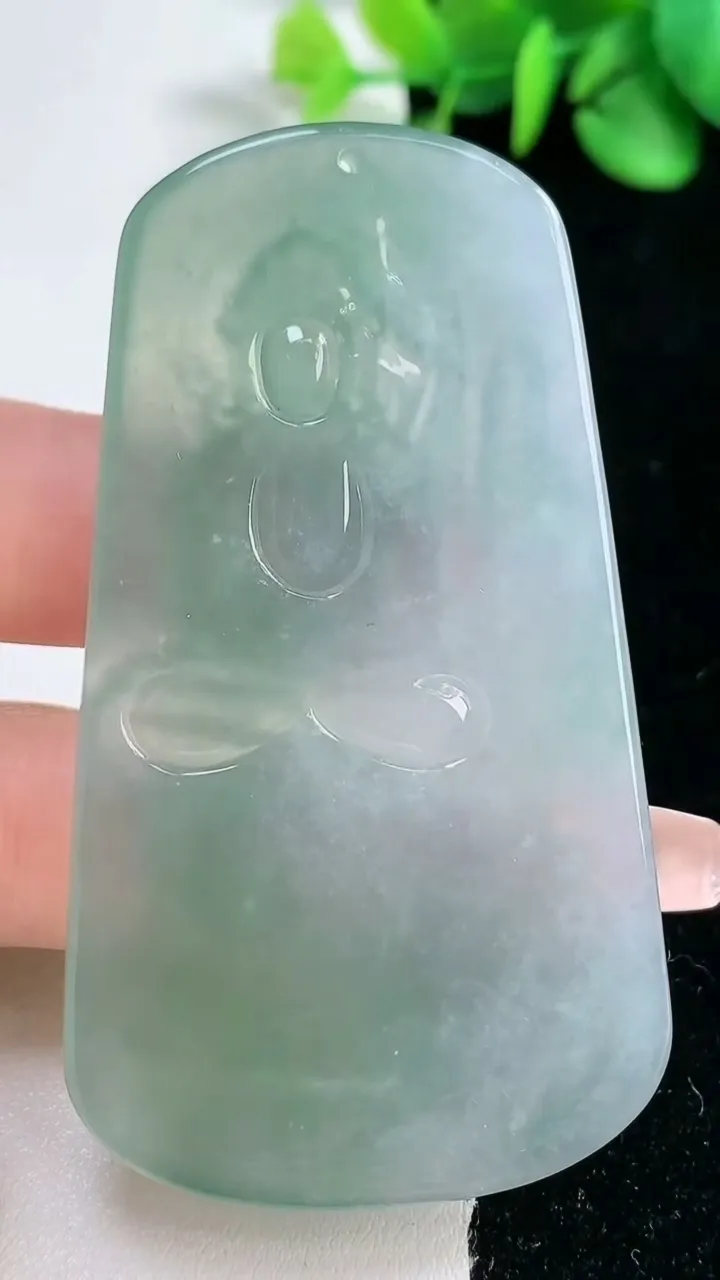 天然A货翡翠平安扣吊坠，尺寸32.8-5.9，重量:15.63g
2月5日