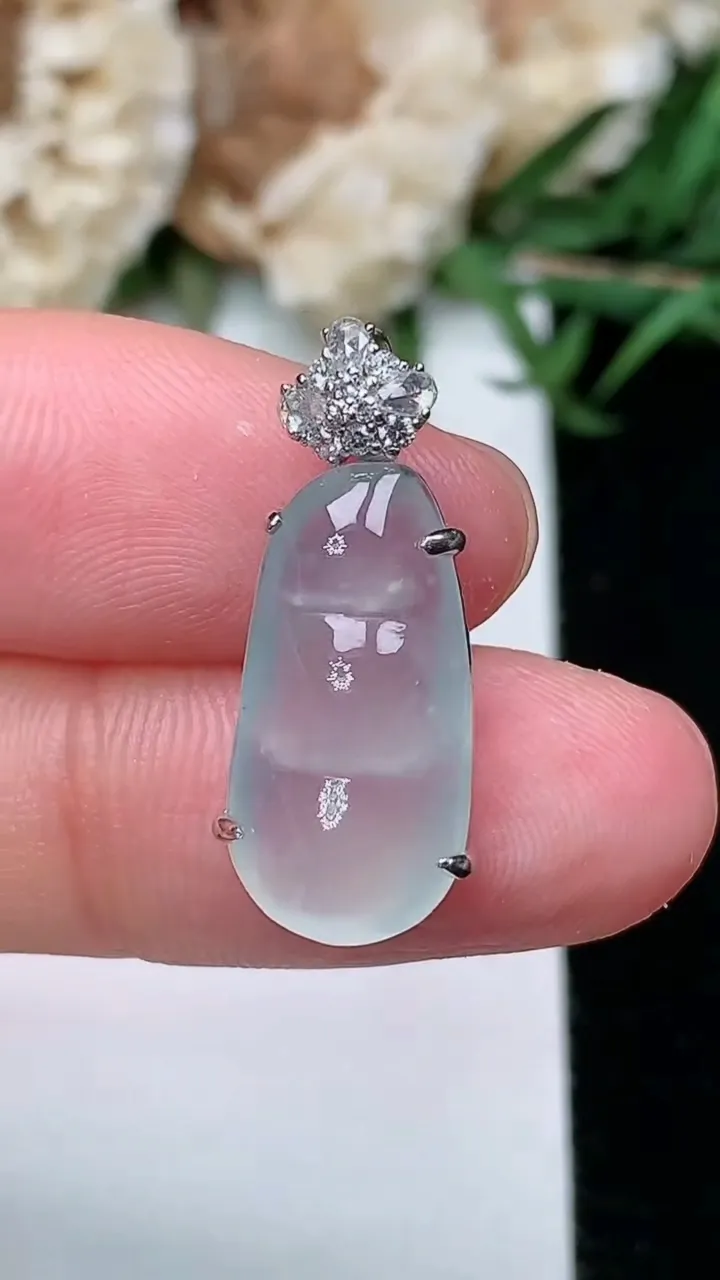 天然A货翡翠白冰福豆吊坠，尺寸17.4-9.2-5.8，重量:2.42g
2月5日