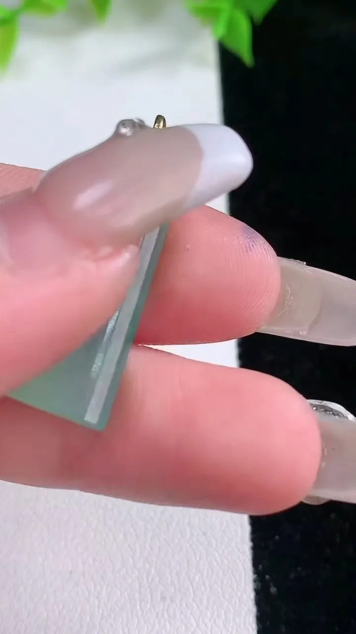 天然A货翡翠无事牌吊坠，尺寸25.2-11-4，重量:2.93g
2月5日