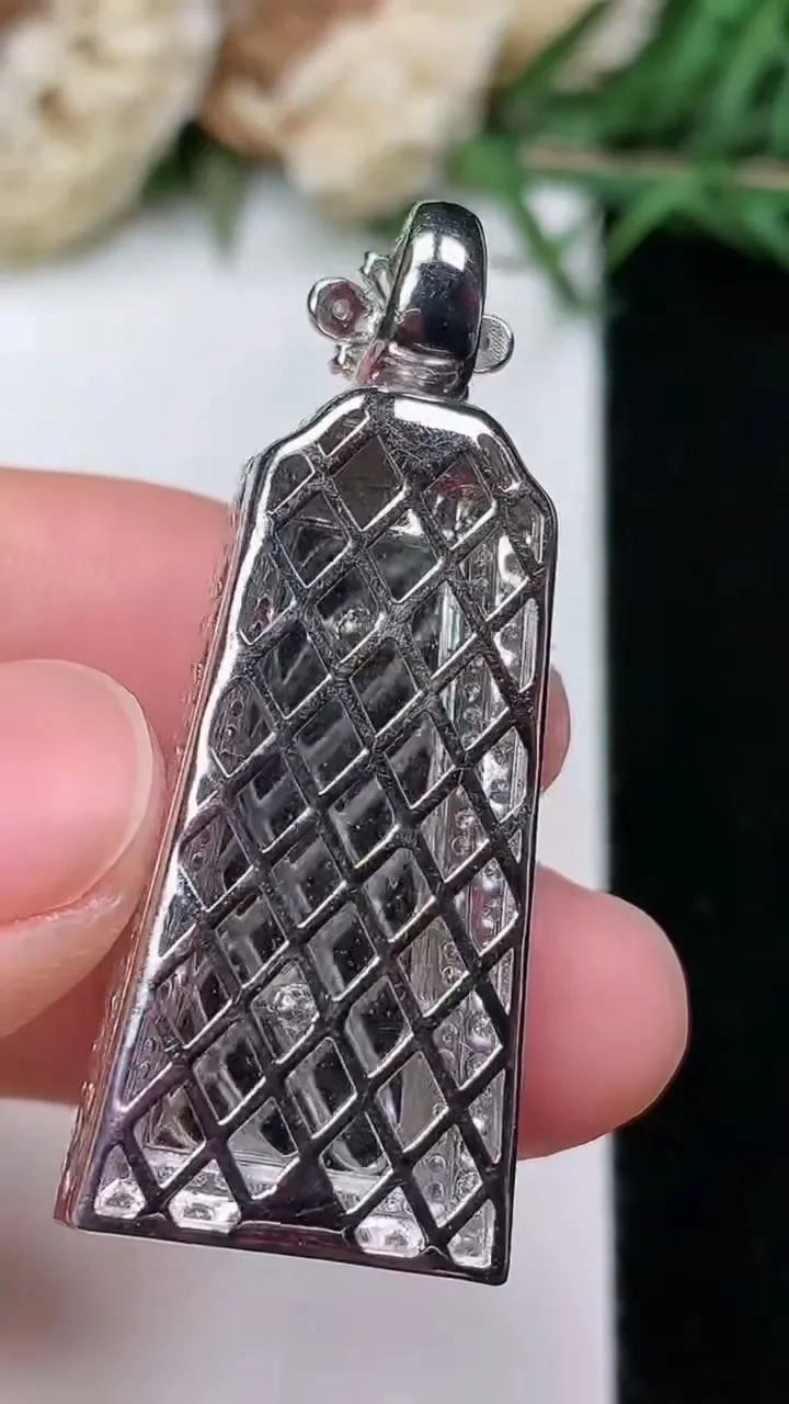 天然A货翡翠无事牌吊坠，尺寸38.7-15.6-9.9，裸石24.3-10.4，重量:9.34g
2月5日