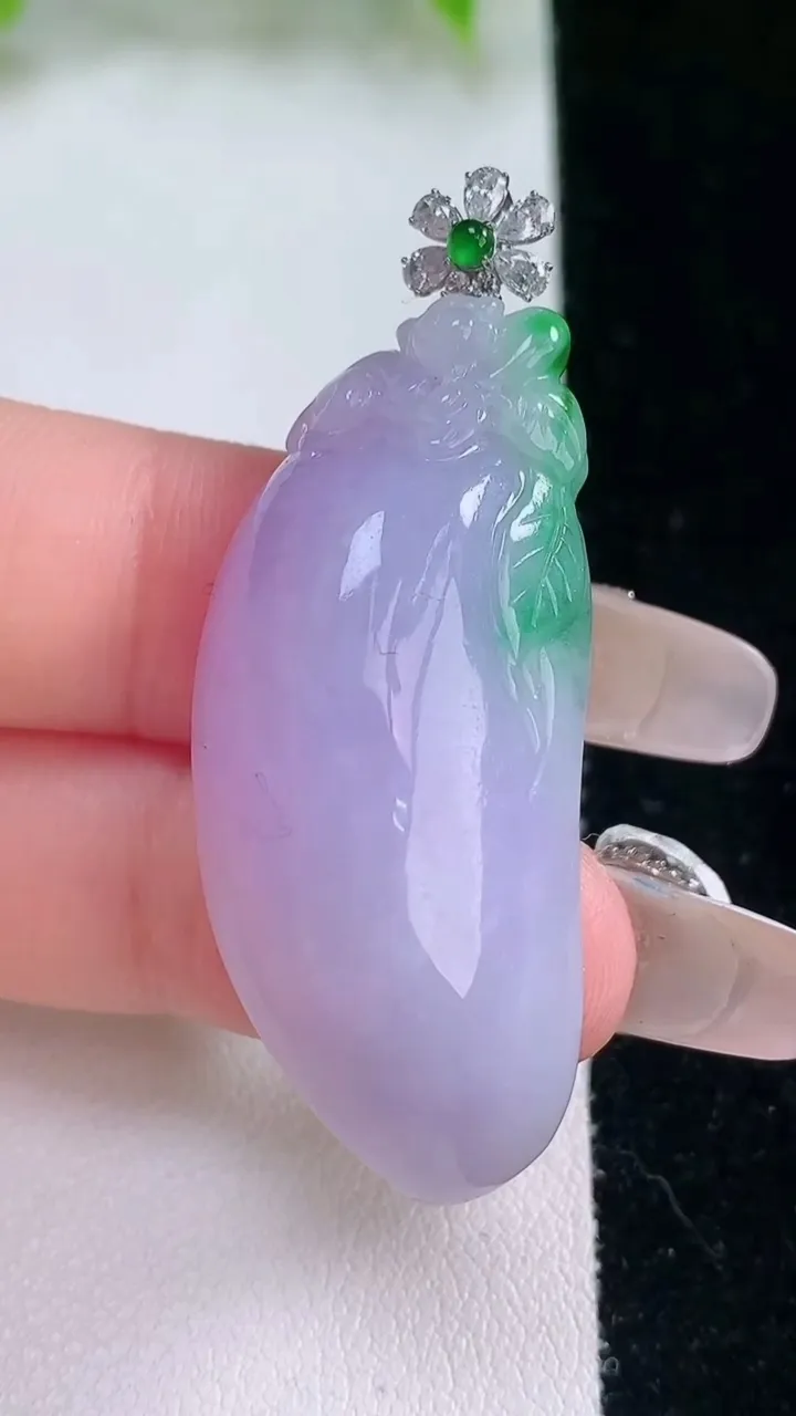 天然A货翡翠18K金春带彩紫罗兰福瓜吊坠，尺寸41.6-17.7-10.6，重量:13.85g
2月5日