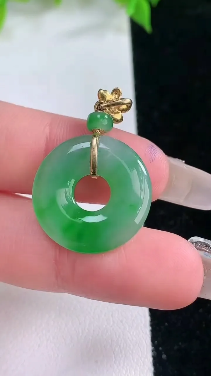 天然A货翡翠平安扣吊坠，尺寸19.7-2.7，重量:2.82g
2月5日