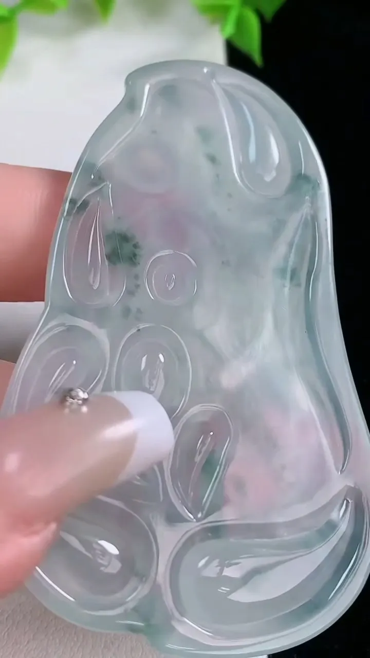 天然A货翡翠种飘花观音菩萨吊坠，尺寸67.4-41.6-4.8，重量:27.29g
2月5日