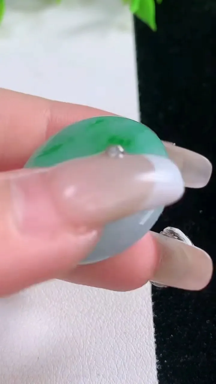 天然A货翡翠平安扣吊坠，尺寸28-5.5，重量:9.82g
2月5日