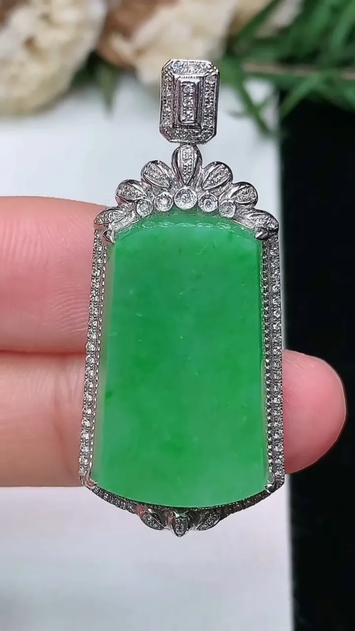 天然A货翡翠无事牌吊坠，尺寸39.3-17.2-8，裸石23-14，重量:5.63g
2月5日