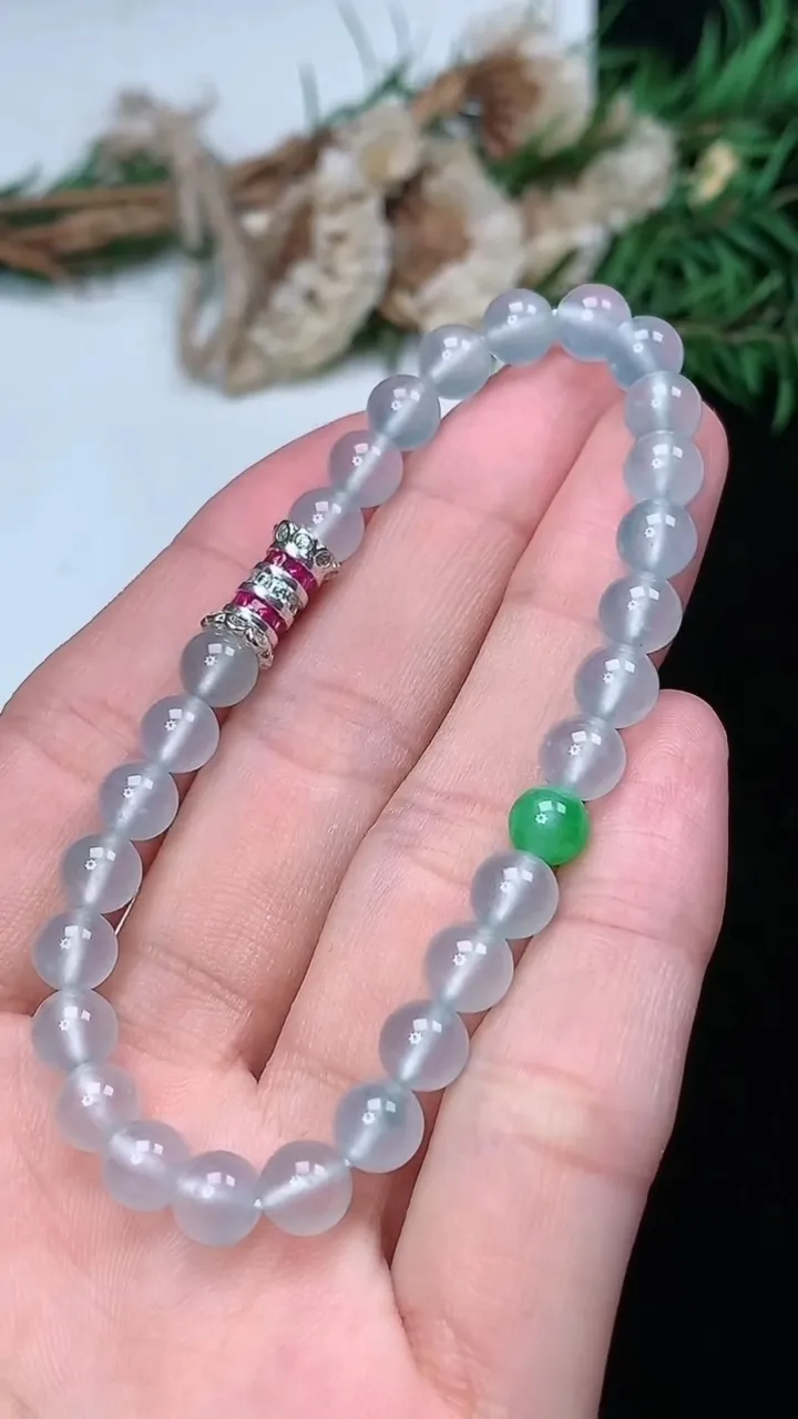 天然A货翡翠白冰圆珠手串，尺寸5.9-28颗，重量:11.47g2月5日
工厂直销收藏佳品,种好水足，色泽均匀，有种有色，上手高大气！