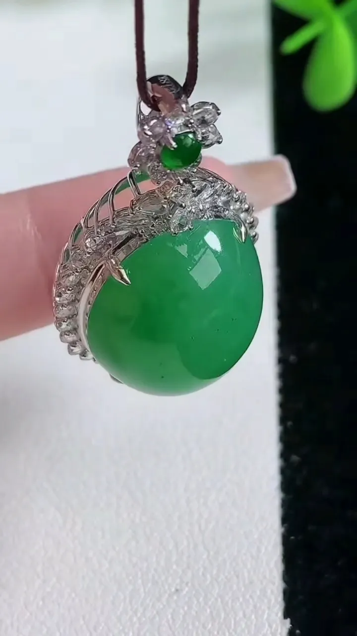 天然A货翡翠蛋面吊坠，尺寸37-20.8-14.6，裸石20-17重量:9.07g
2月5日