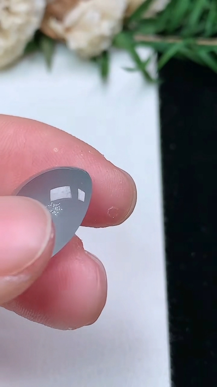 天然A货翡翠白冰蛋面镶嵌件，尺寸15.9-13.5-7，重量:2.49g
2月5日