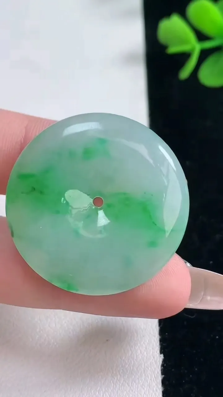 天然A货翡翠平安扣吊坠，尺寸32-5.4，重量:13.16g
2月5日