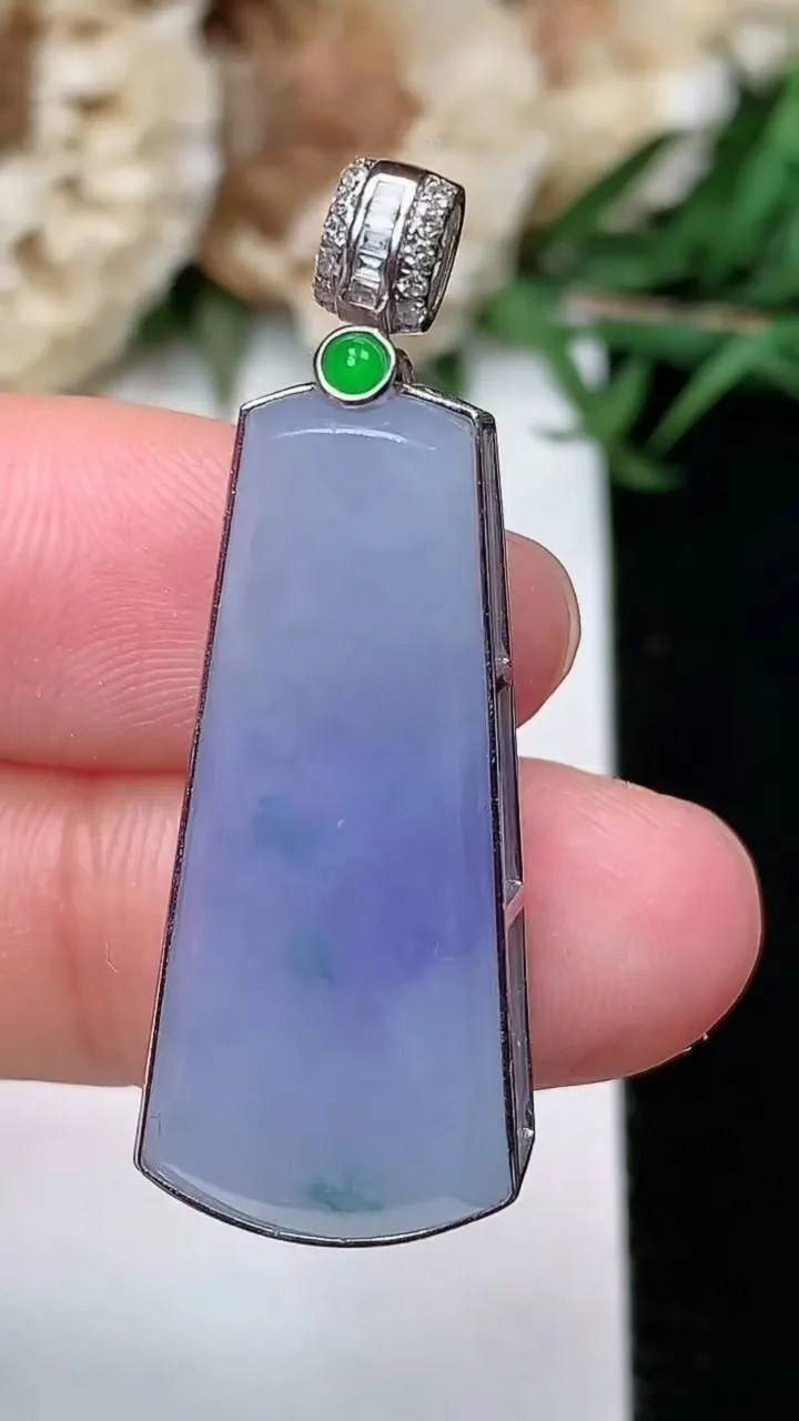 天然A货翡翠k金紫罗兰 飘花无事牌吊坠，尺寸28-13.2-7.6，重量:7.51g
2月5日