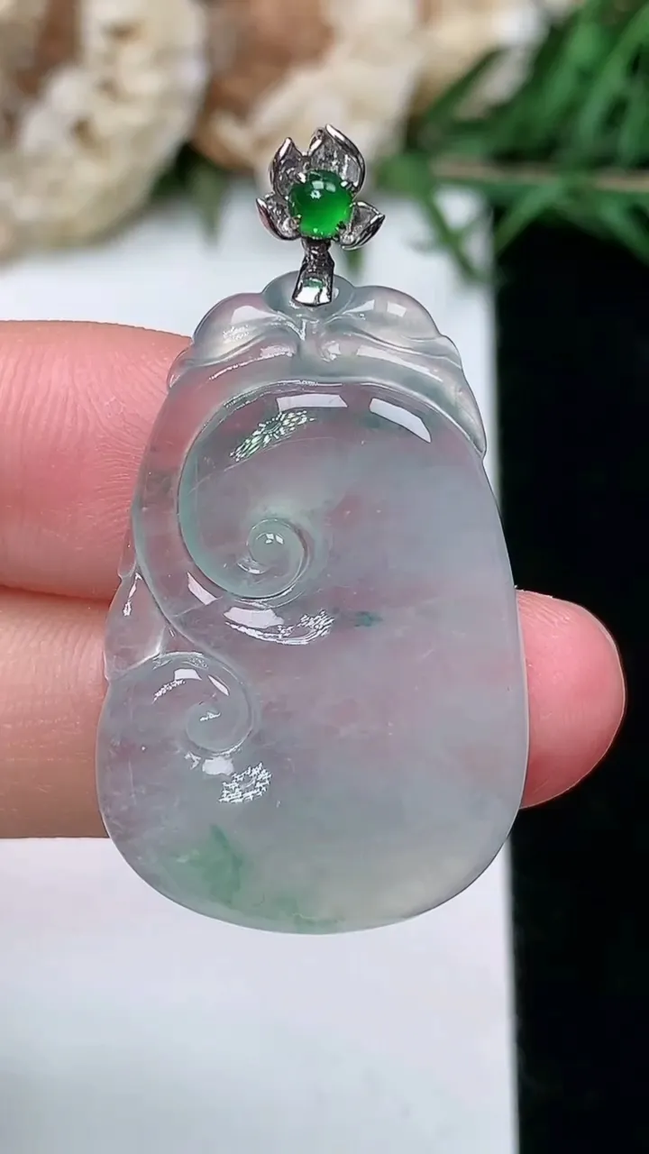 天然A货翡翠飘花如意吊坠，尺寸30.6-20.3-3.6，重量:5.17g
2月5日