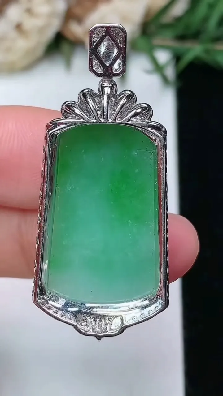 天然A货翡翠无事牌吊坠，尺寸39.3-17.2-8，裸石23-14，重量:5.63g
2月5日