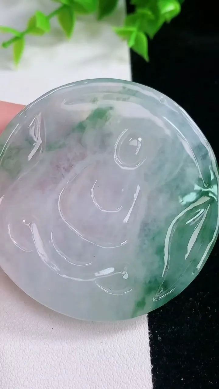 天然A货翡翠种飘花观音菩萨吊坠，尺寸55.8-10.2，重量:44.02g
2月5日