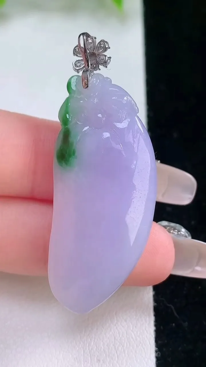 天然A货翡翠18K金春带彩紫罗兰福瓜吊坠，尺寸41.6-17.7-10.6，重量:13.85g
2月5日