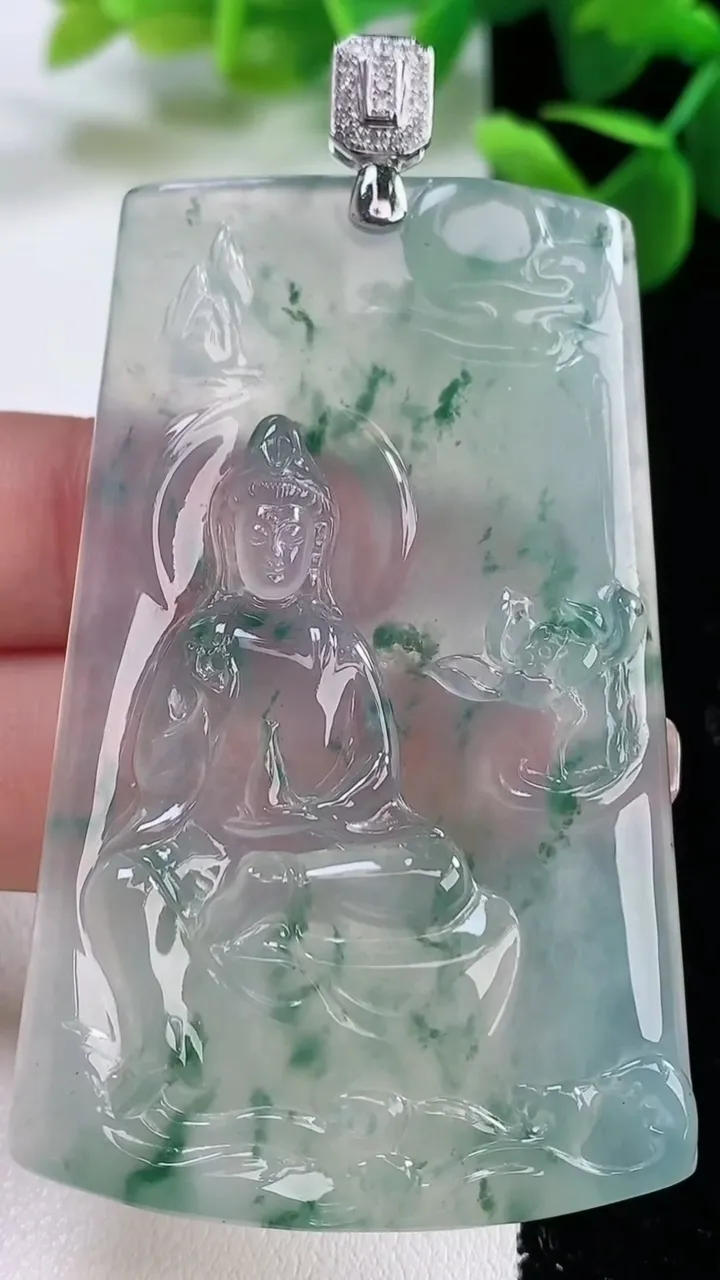 天然A货翡翠种飘花观音菩萨吊坠，尺寸62.7-38.8-5，重量:31.07g
2月5日