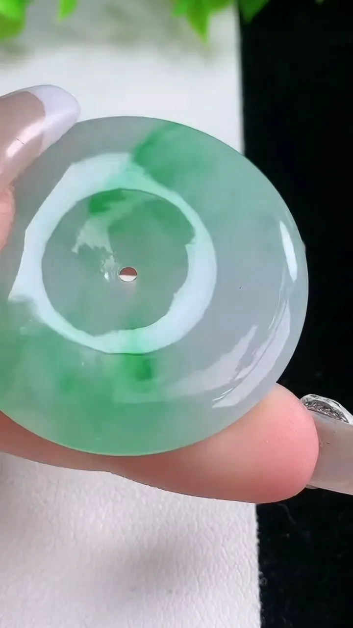 天然A货翡翠平安扣吊坠，尺寸39.5-5.3，重量:19.33g
2月5日