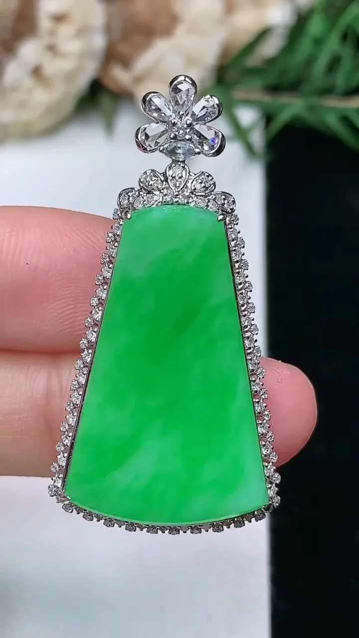 天然A货翡翠无事牌吊坠，尺寸40.3-20.6-7，裸石27-17，重量:4.67g
2月5日