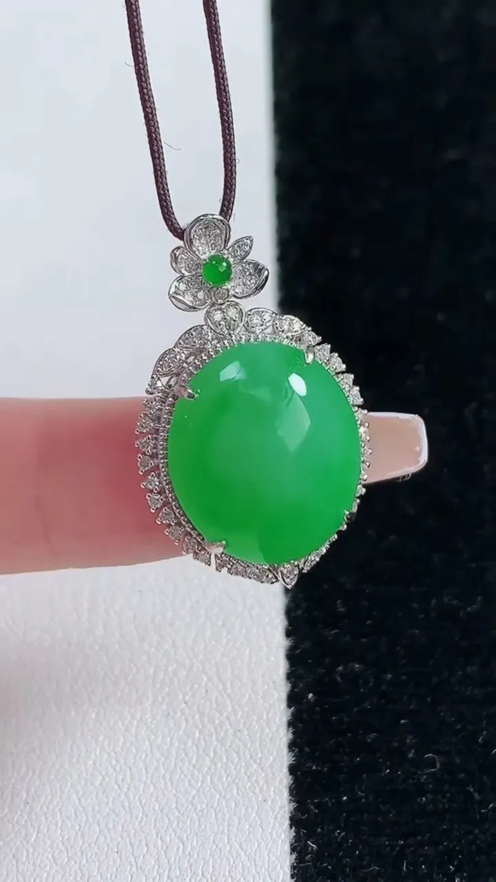 天然A货翡翠蛋面吊坠，尺寸27.4-17.7-8.8，裸石16-14.3重量:4.78g
2月5日