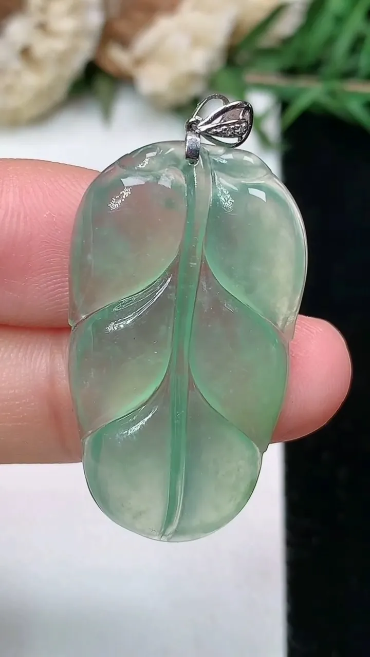 天然A货翡翠金枝玉叶 叶子吊坠，尺寸32.8-18.8-3.3，重量:4.40g
2月5日
