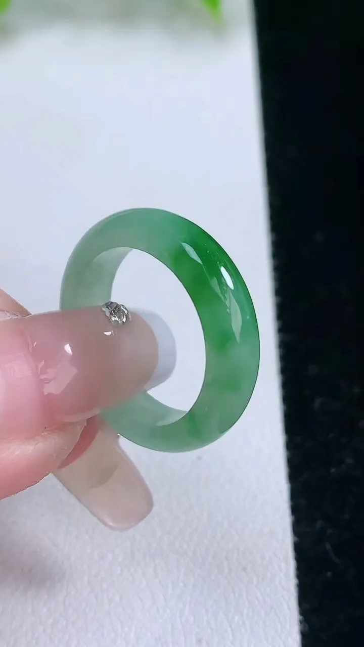 天然A货翡翠指环戒指，尺寸17.4-5.2-3，重量:3.50g2026年2月5日
工厂直销收藏佳品,种好水足，色泽均匀，有种有色，上手高大气！