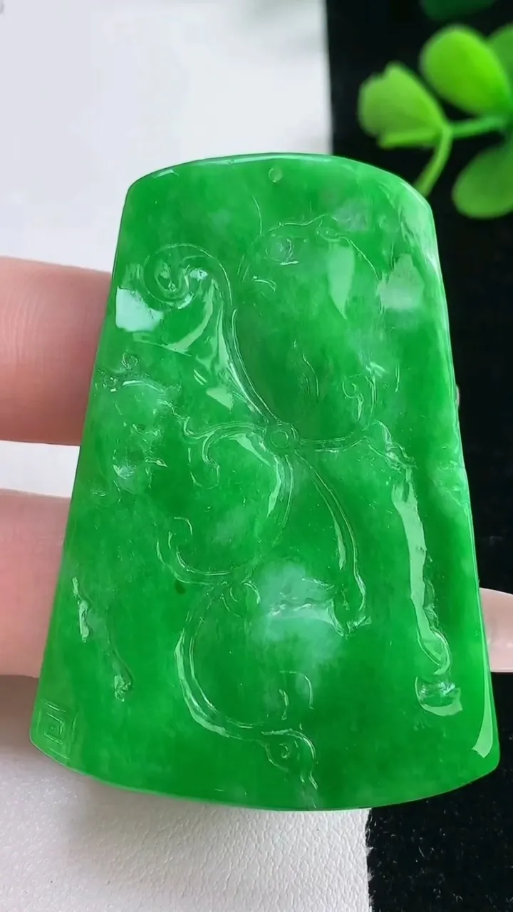 天然A货翡翠和和美美 荷花吊坠，尺寸53.8-35.6-4.2，重量:20.70g
2月5日