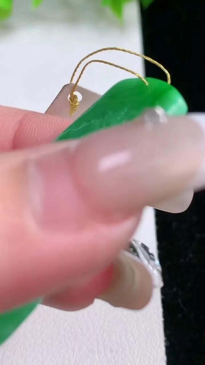 天然A货翡翠山水牌吊坠，尺寸47-27.6-5.2，重量:16.09g
2月5日