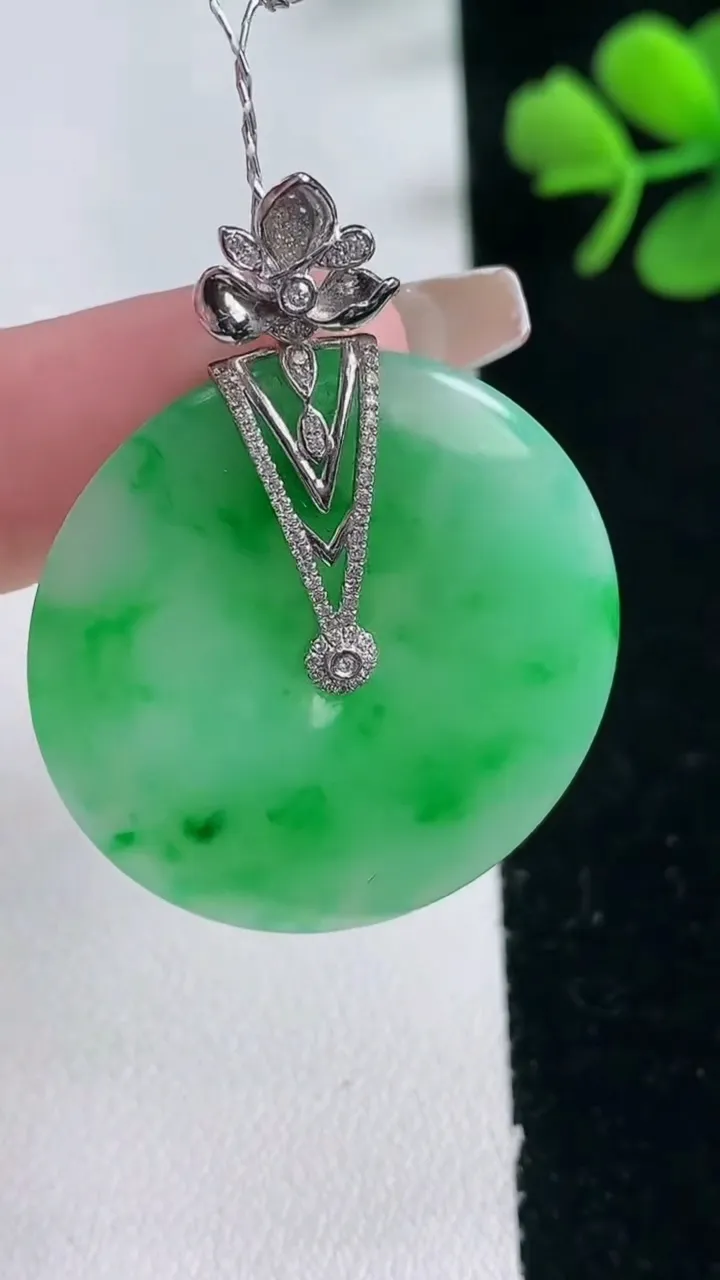 天然A货翡翠平安扣吊坠，尺寸31.3-4.2，重量:11.27g
2月5日