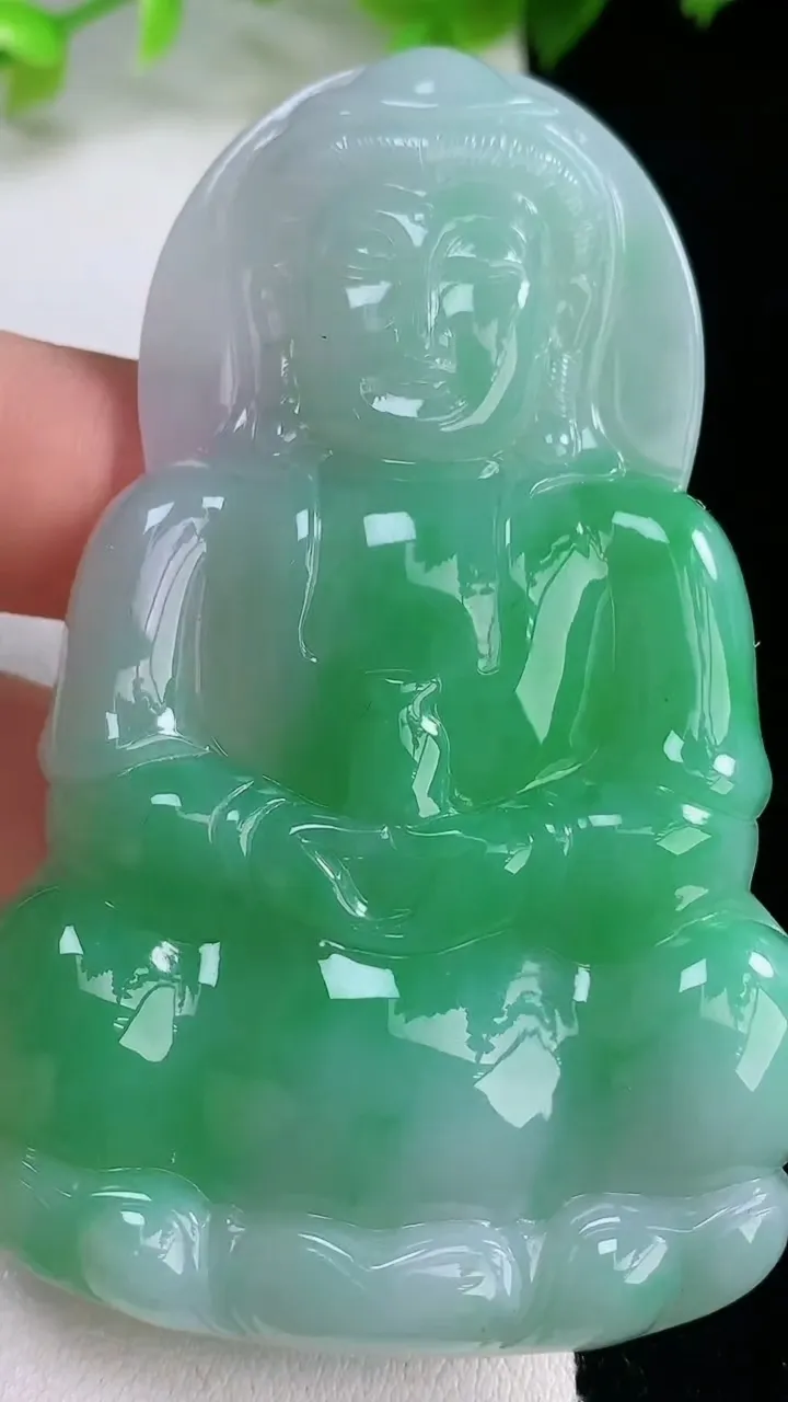 天然A货翡翠观音菩萨吊坠，尺寸71.5-46-6.2，重量:38.45g
2月5日