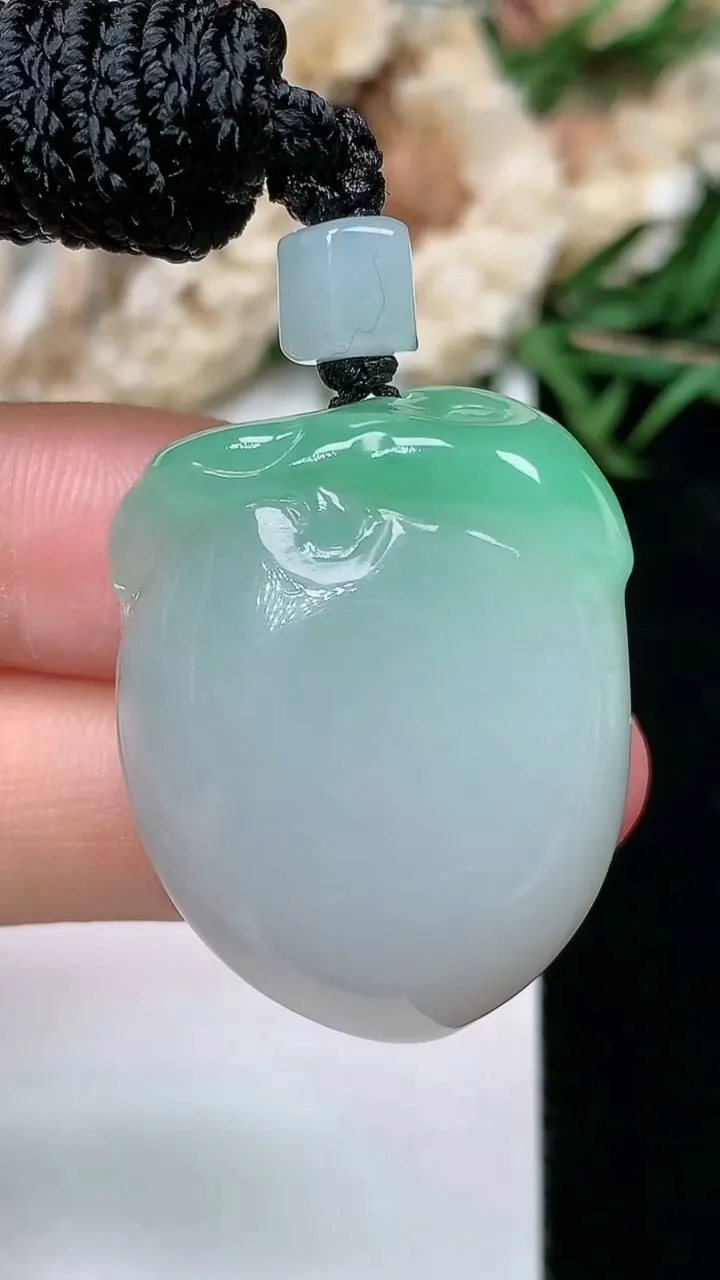 天然A货翡翠寿桃吊坠，尺寸30.7-24.2-12，重量:24.06g
2月5日