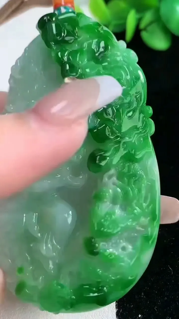 天然A货翡翠祥龙观音菩萨吊坠，尺寸76.5-48-11.3，重量:81.44g
2月5日