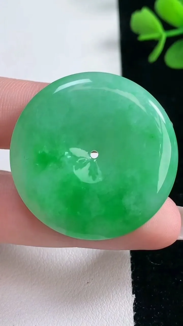 天然A货翡翠平安扣吊坠，尺寸35-5.4，重量:14.99g
2月5日