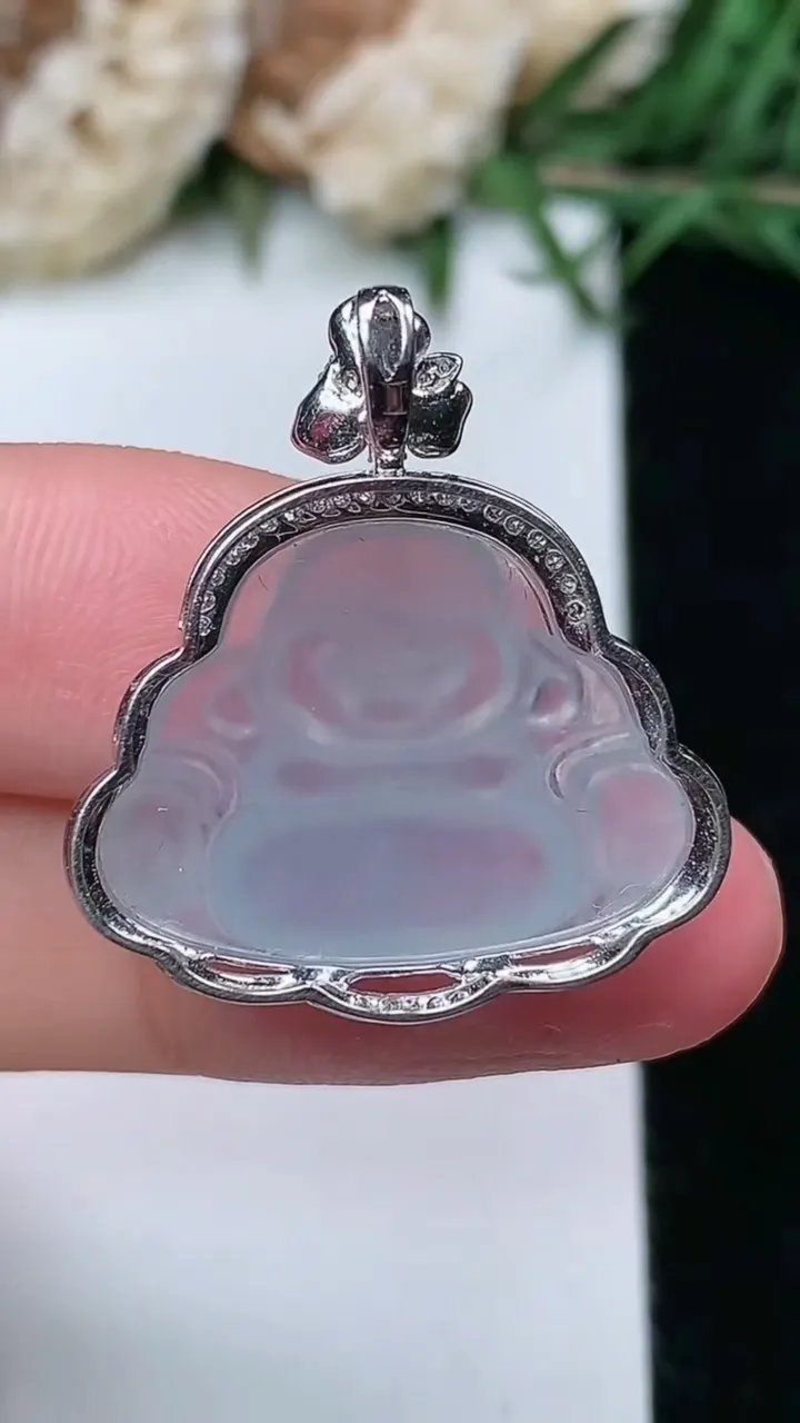 天然A货翡翠白冰佛公吊坠，尺寸26.2-23.8-7.2，裸石16.4-22，重量:3.88g
2月5日