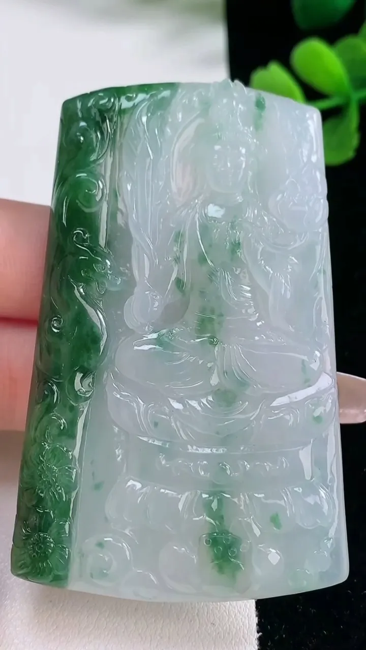 天然A货翡翠虚空藏菩萨吊坠，尺寸68.2-40.9-6.5，重量:46.30g
2月5日