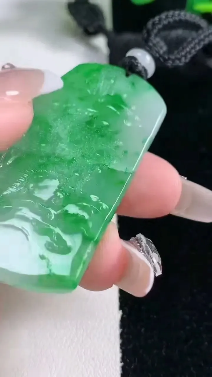 天然A货翡翠山水牌吊坠，尺寸52.8-34-5.7，重量:25.60g
2月5日