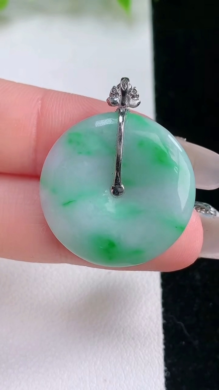 天然A货翡翠平安扣吊坠，尺寸25-4，重量:6.66g
2月5日